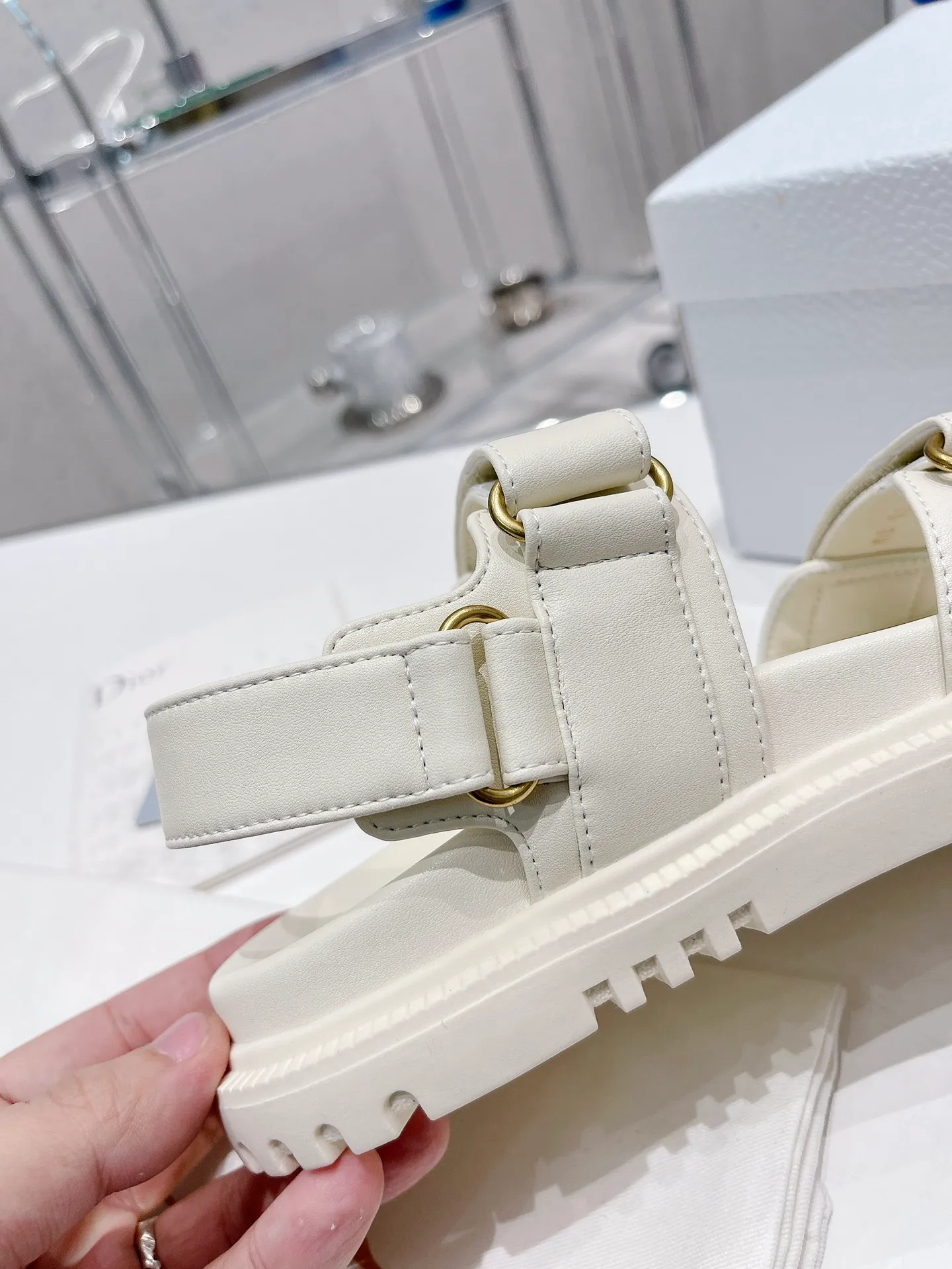 👟👟Ex-factory price 440👟👟 Dior 2022 Dior new color Velcro sandals original replica super durable and versatile style very comfortable on the feet, slim and white, more fragrant than the grandma model Upper: original cowhide Inner: sheepskin lining Buckle: original d hardware buckle Outsole: original molded T👟👟 ex-factory price U outsole Code number: 35～40#